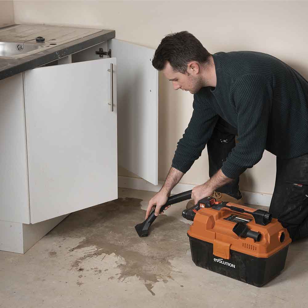 Aspiratore secco / umido a batteria 11L Evolution R11VAC-Li con batteria da 4Ah e caricabatterie