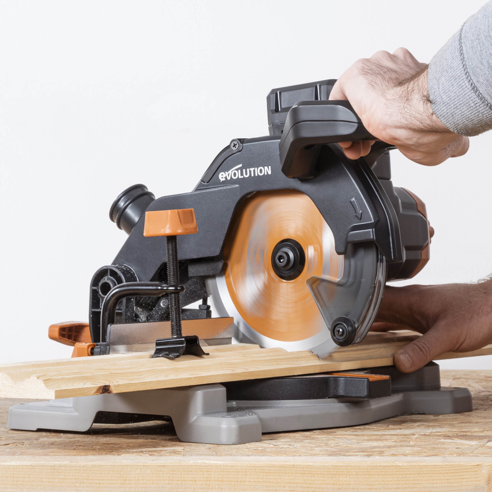 Troncatrice angolare a batteria Evolution R185CMS-Li da 185 mm con lama multi-materiale TCT, batteria da 4 Ah e caricabatterie