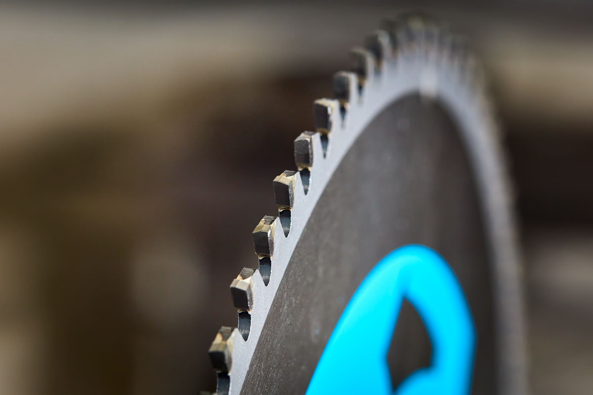 Lama di precisione per acciaio TCT Evolution da 355mm, 90 denti, alesaggio da 25.4mm per troncatrice angolare e a trazione.