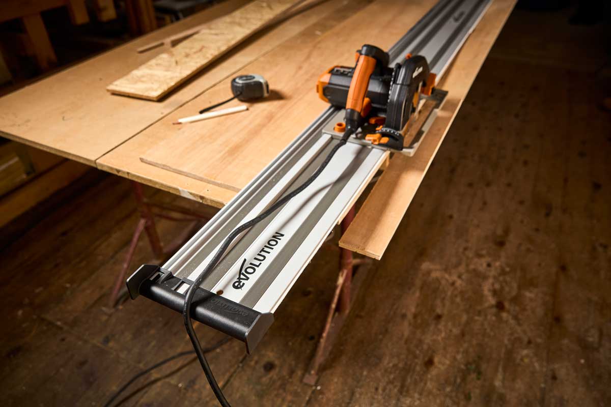 Adattatore universale per cavi e tubi per binari di taglio